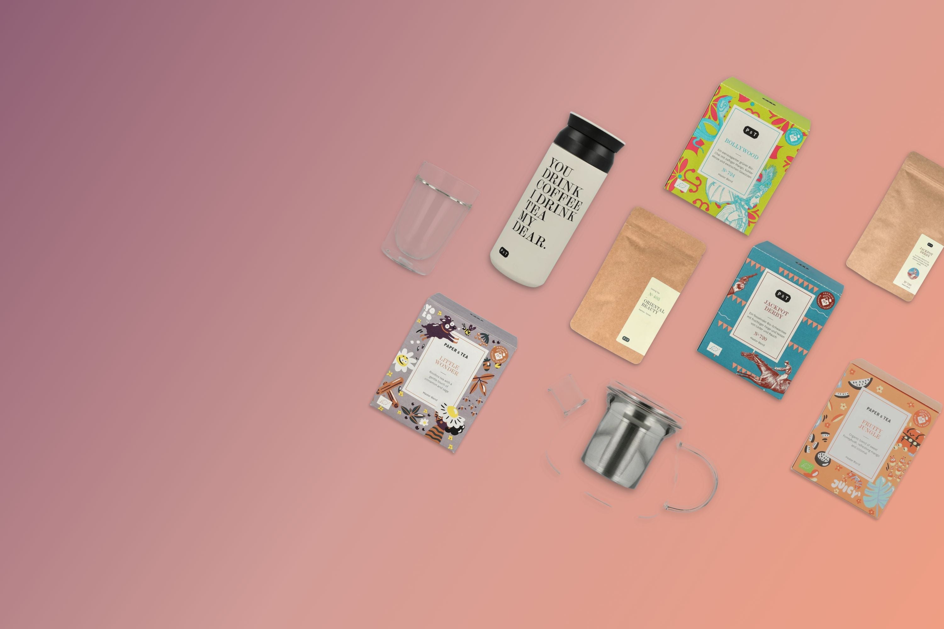 Lila Hintergrund mit dem Schriftzug ‚Build Your Bundle‘, daneben ein Glasbecher mit Metallsieb und eine kleine Teebox, jeweils mit Pluszeichen