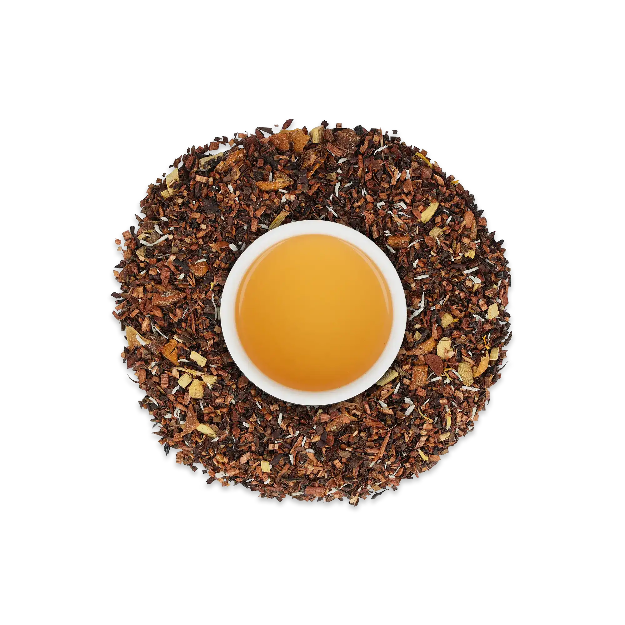 Weiße Tasse mit goldbraunem Tee, umgeben von losen Teeblättern und getrockneten Kräutern auf weißem Hintergrund.