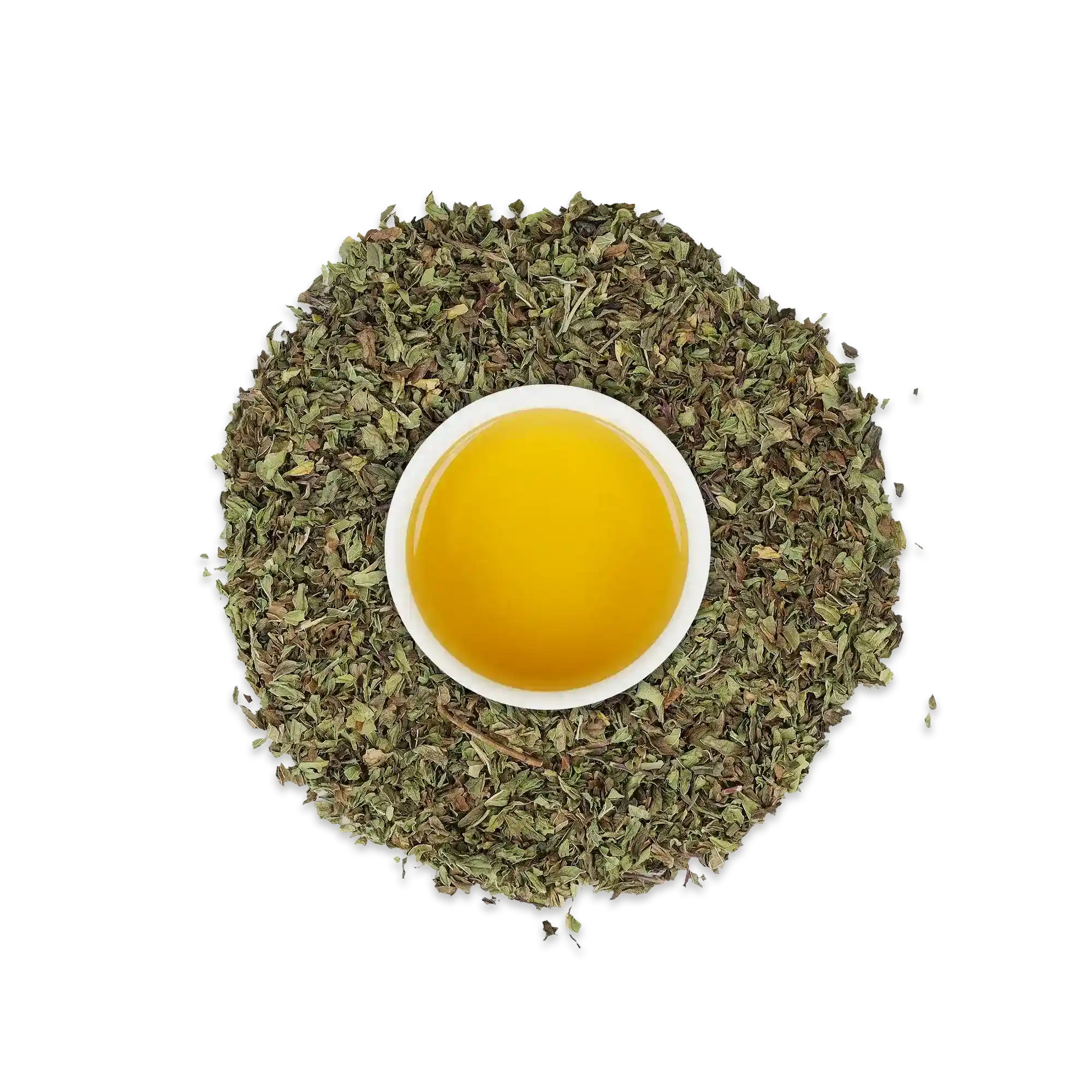 Weißer Becher mit gelb-grünem Tee, umgeben von grünen Teeblättern auf schwarzem Hintergrund.