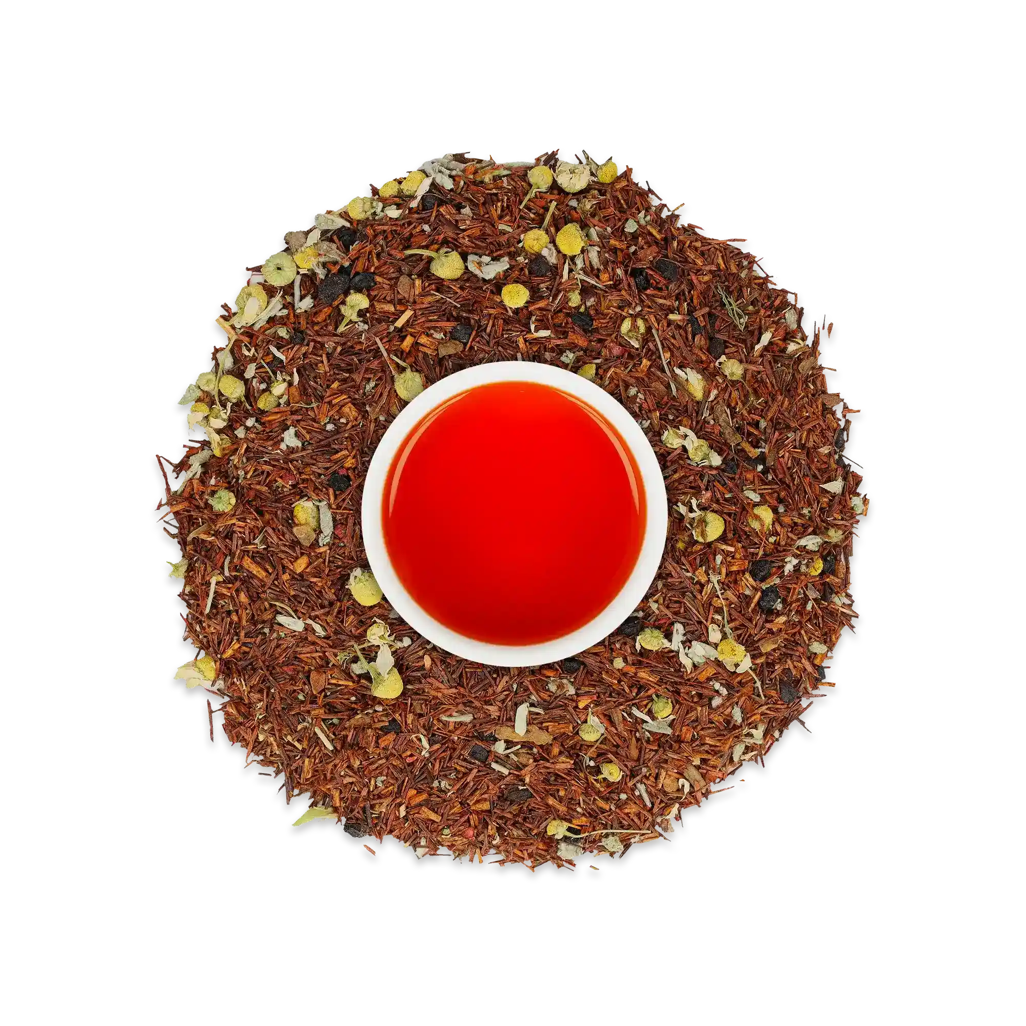 Weiße Tasse mit rot-orangefarbenem Tee, umgeben von rötlich-braunen Teeblättern und gelben Blüten auf schwarzem Hintergrund.