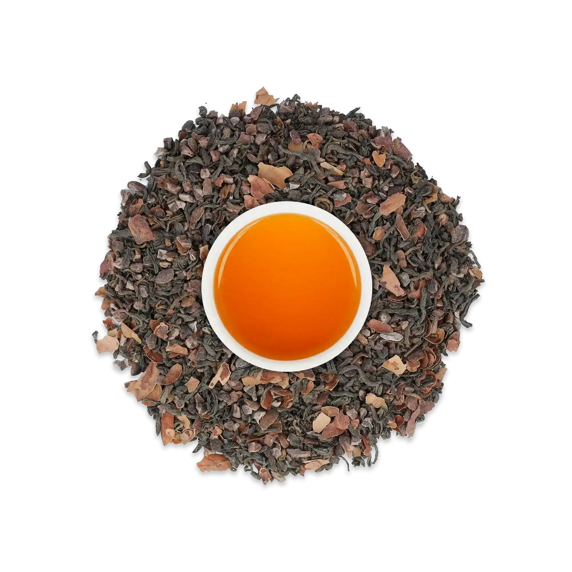 Weißer Becher mit orangefarbenem Tee, umgeben von dunklen Teeblättern und Kakaonibs auf weißem Hintergrund.
