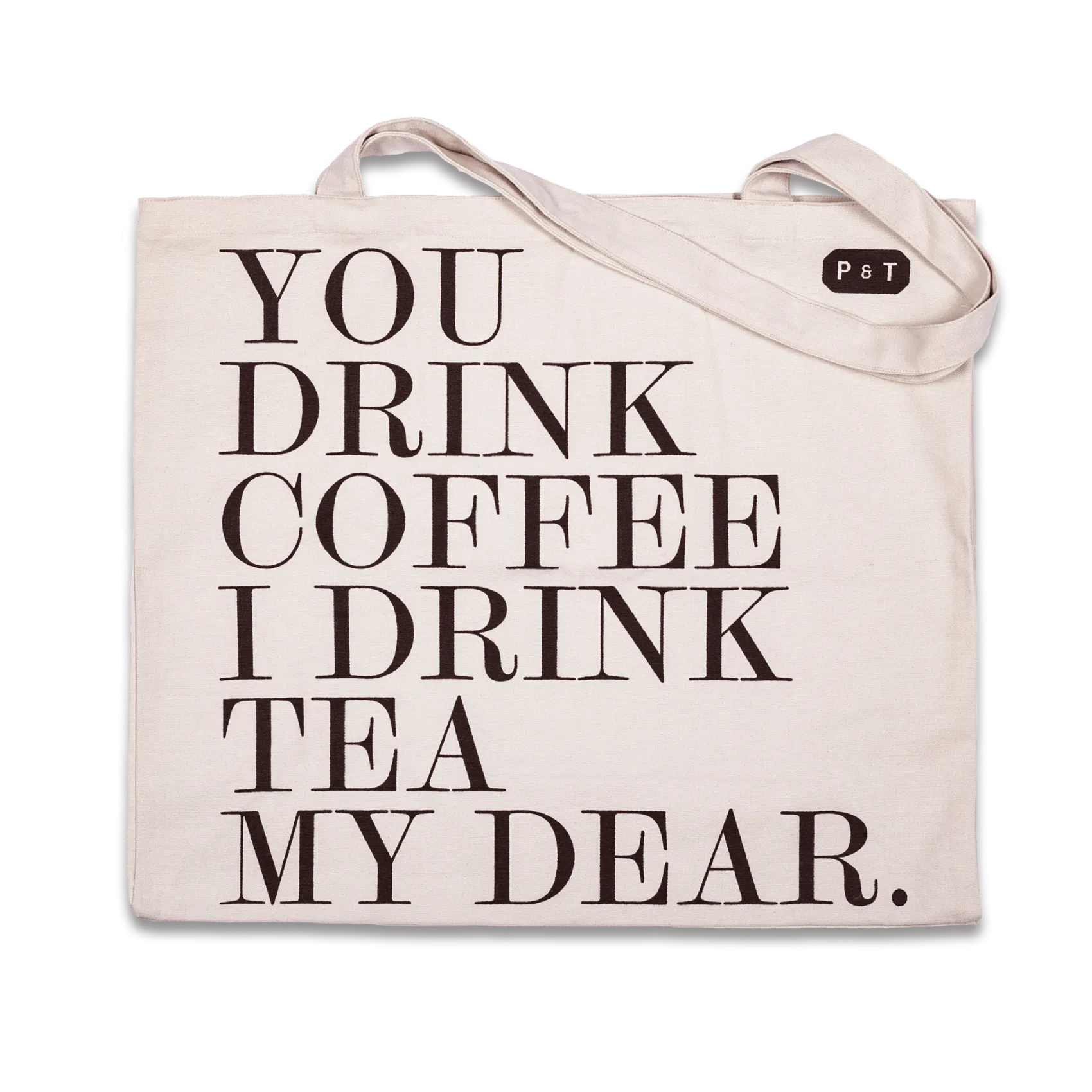 Beige Stofftasche mit schwarzem Aufdruck 'YOU DRINK COFFEE I DRINK TEA MY DEAR' und P & T Label am Henkel.