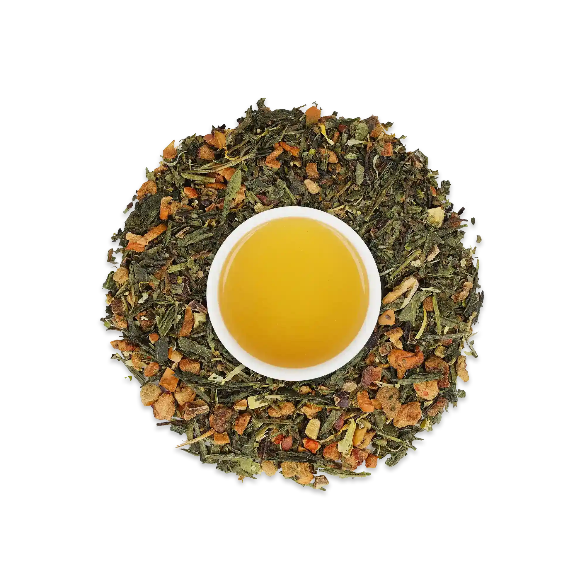 Weiße Tasse mit gelb-grünem Tee, umrahmt von grünen Teeblättern und getrockneten Kräutern auf schwarzem Hintergrund.