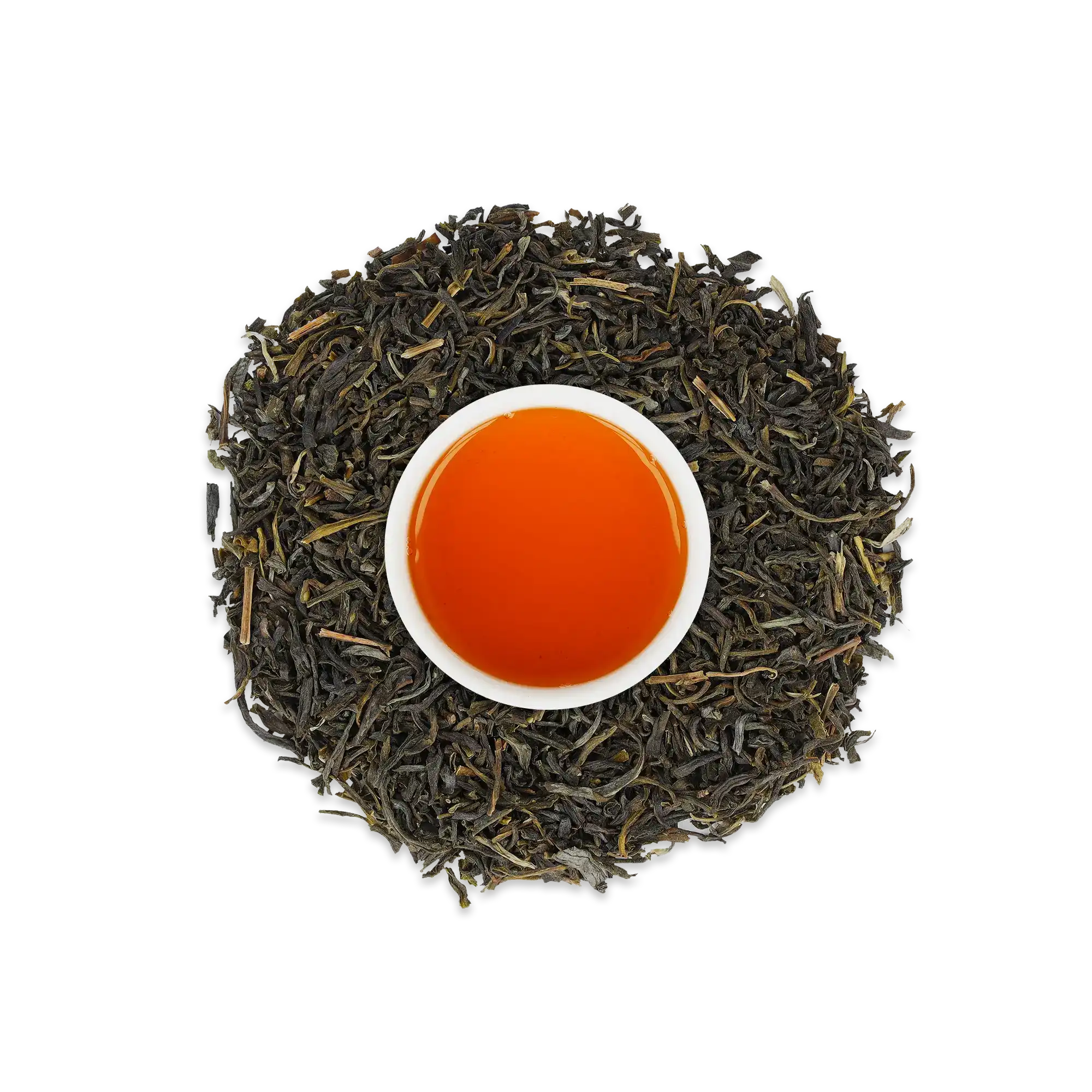 Weißer Keramikbecher mit dunkelbernsteinfarbenem Tee, umgeben von trockenen schwarzen und braunen Teeblättern.