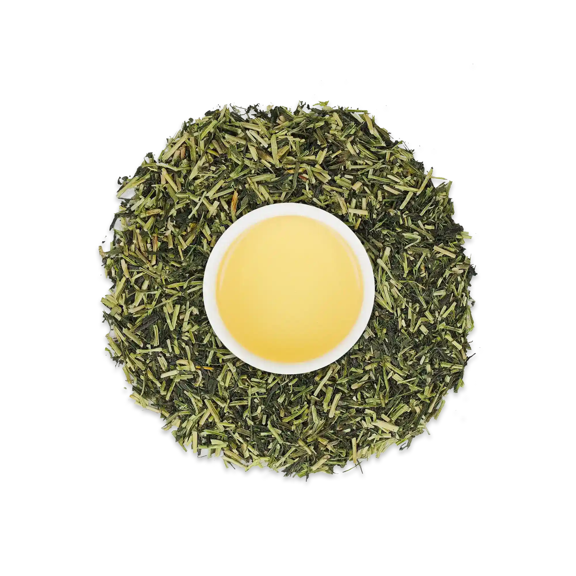 Fein geschnittener grüner Gyokuro-Tee aus Uji mit weißer Tasse voller gelb-grünem Tee.