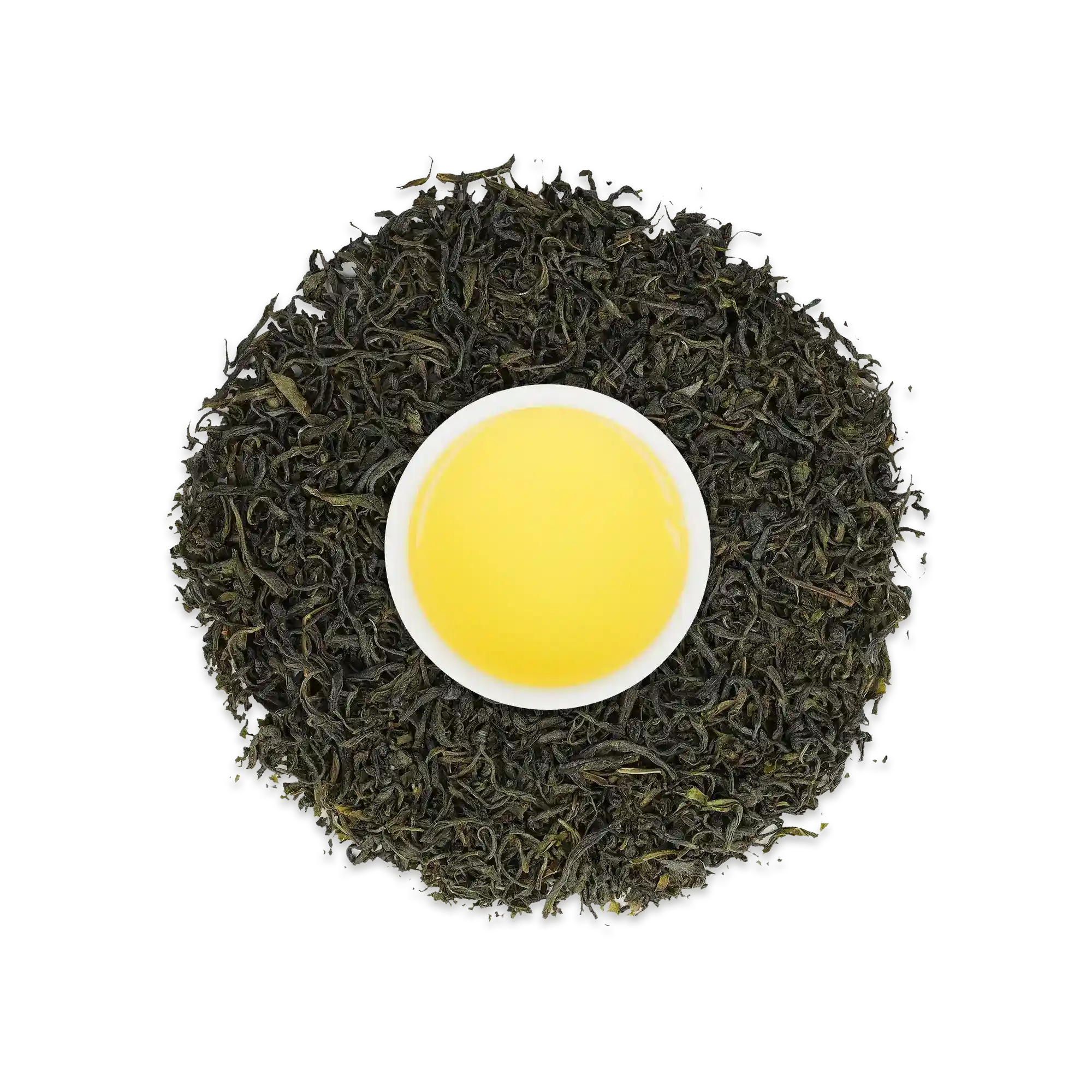 Weiße Teetasse mit leuchtend gelbem Grüntee, umgeben von losen grünen Teeblättern.