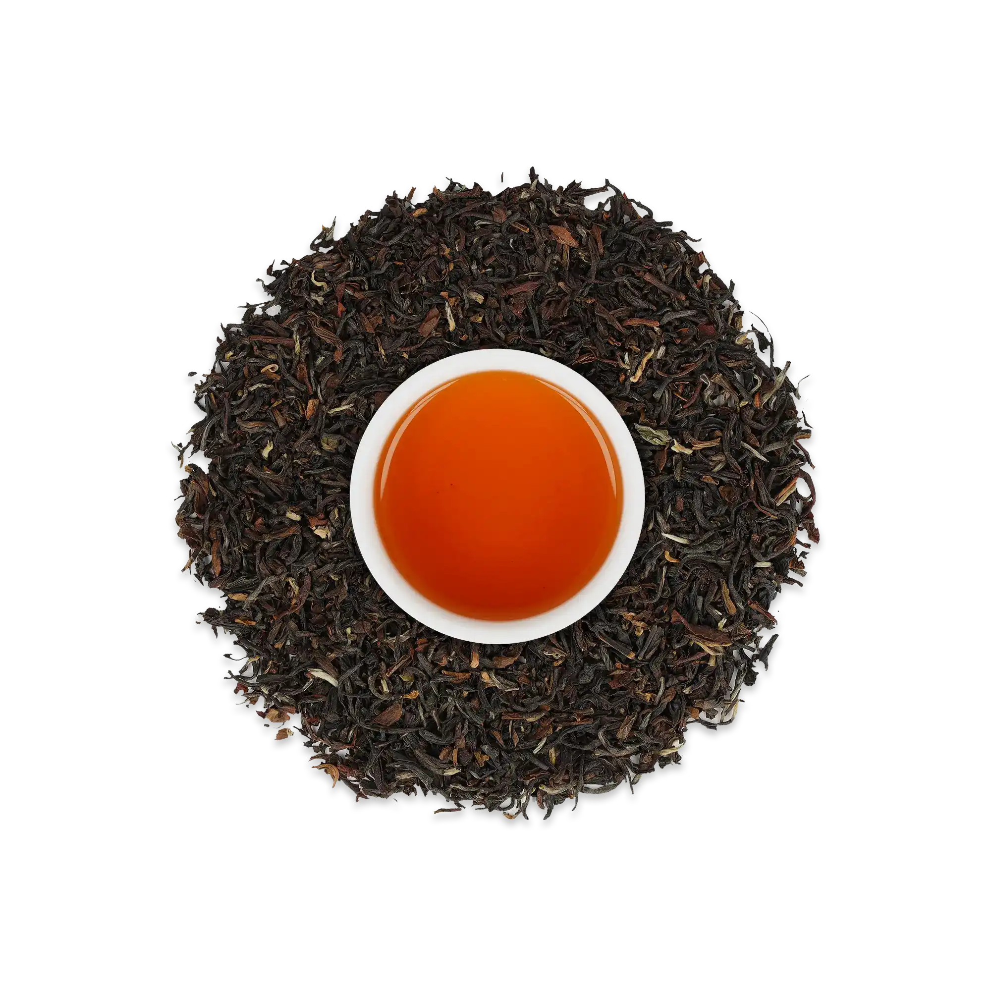 Weißer Becher mit bernsteinfarbenem Tee, umgeben von schwarzen Teeblättern auf weißem Hintergrund.