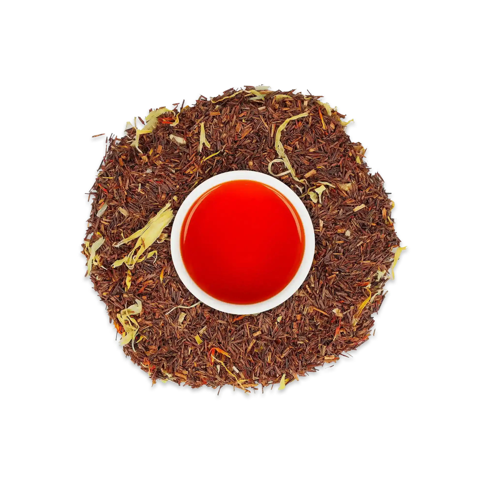 Weiße Tasse mit rotem Tee, umgeben von getrockneten Teeblättern und gelben Blüten auf schwarz-weißem Hintergrund.