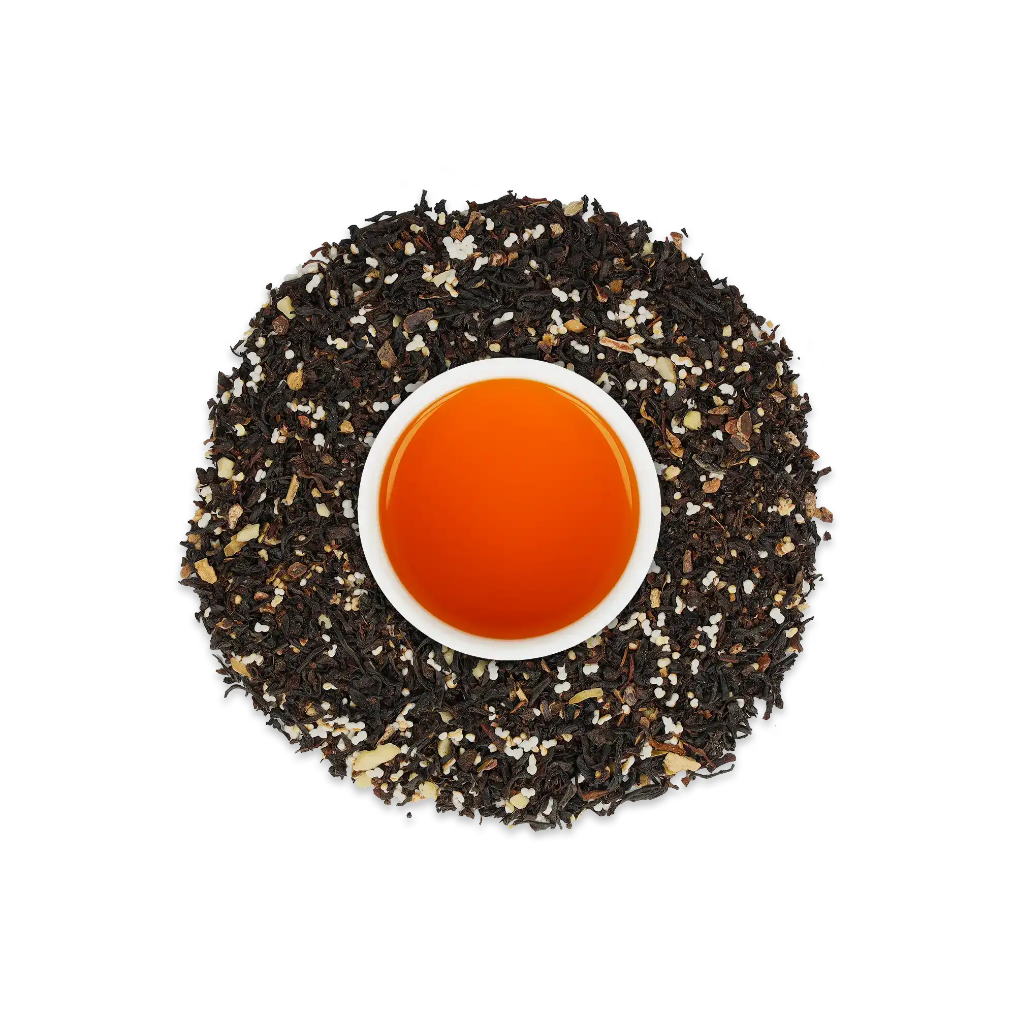 Weiße Tasse mit orangefarbenem Tee, umgeben von losem Schwarztee mit weißen und hellbraunen Granulen.