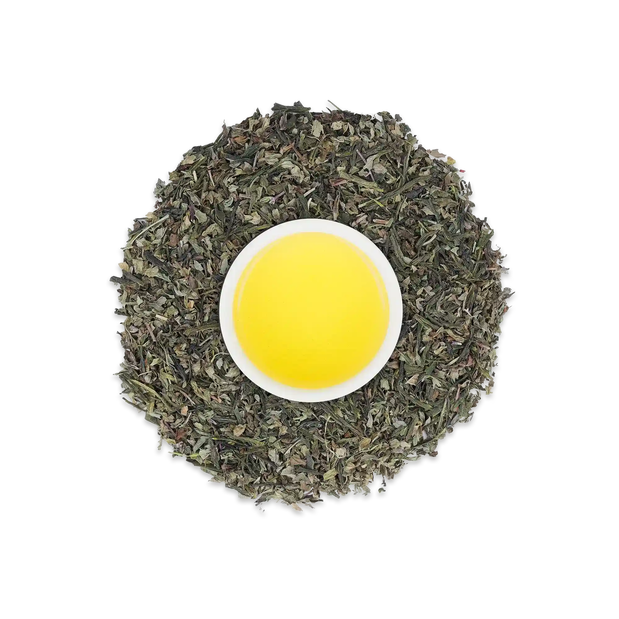 Kleiner weißer Keramikbecher mit leuchtend gelbem Tee, umgeben von grünen Teeblättern auf weißem Hintergrund.