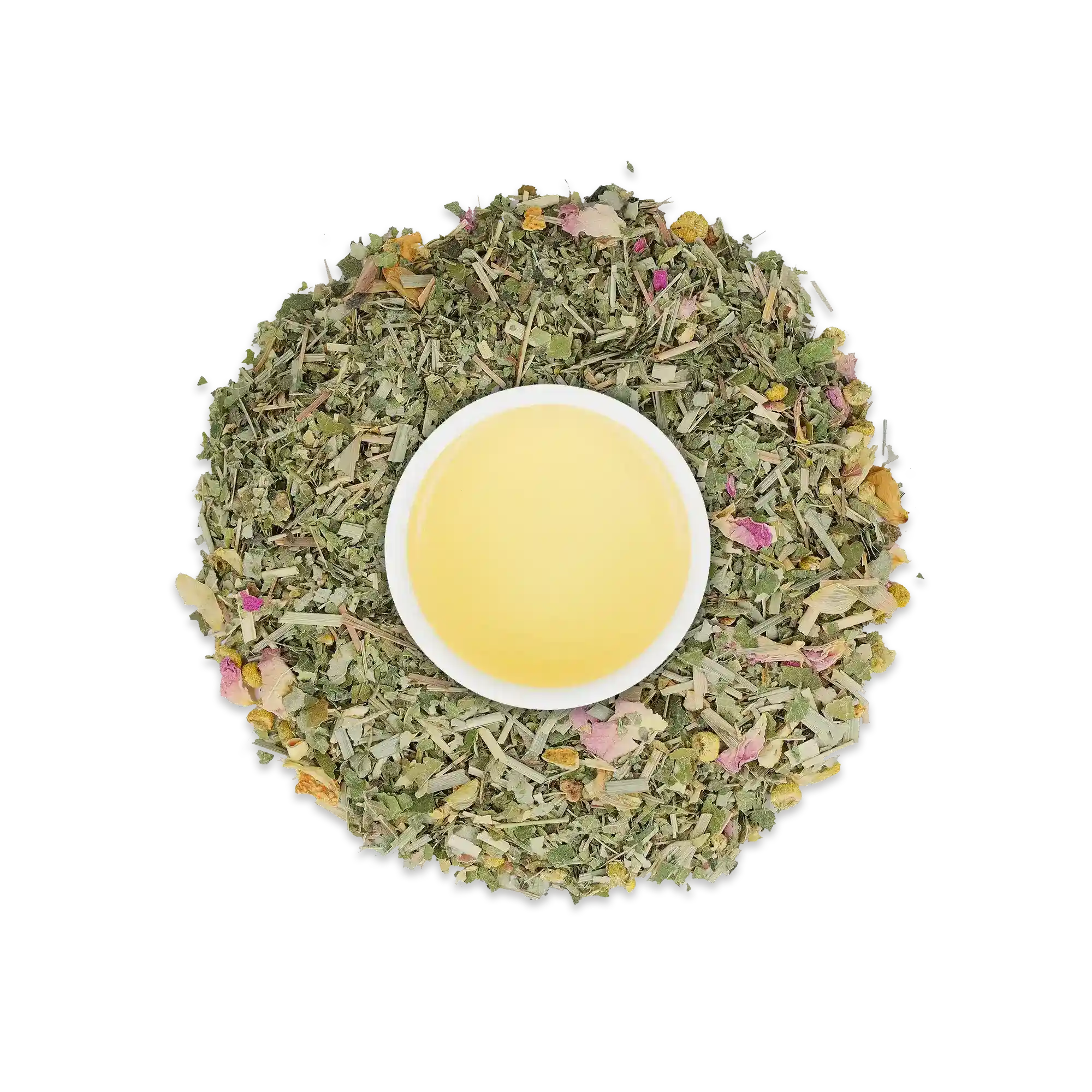 Weiße Tasse mit hellgelbem Kräutertee, umgeben von getrockneten Kräutern und bunten Blüten.