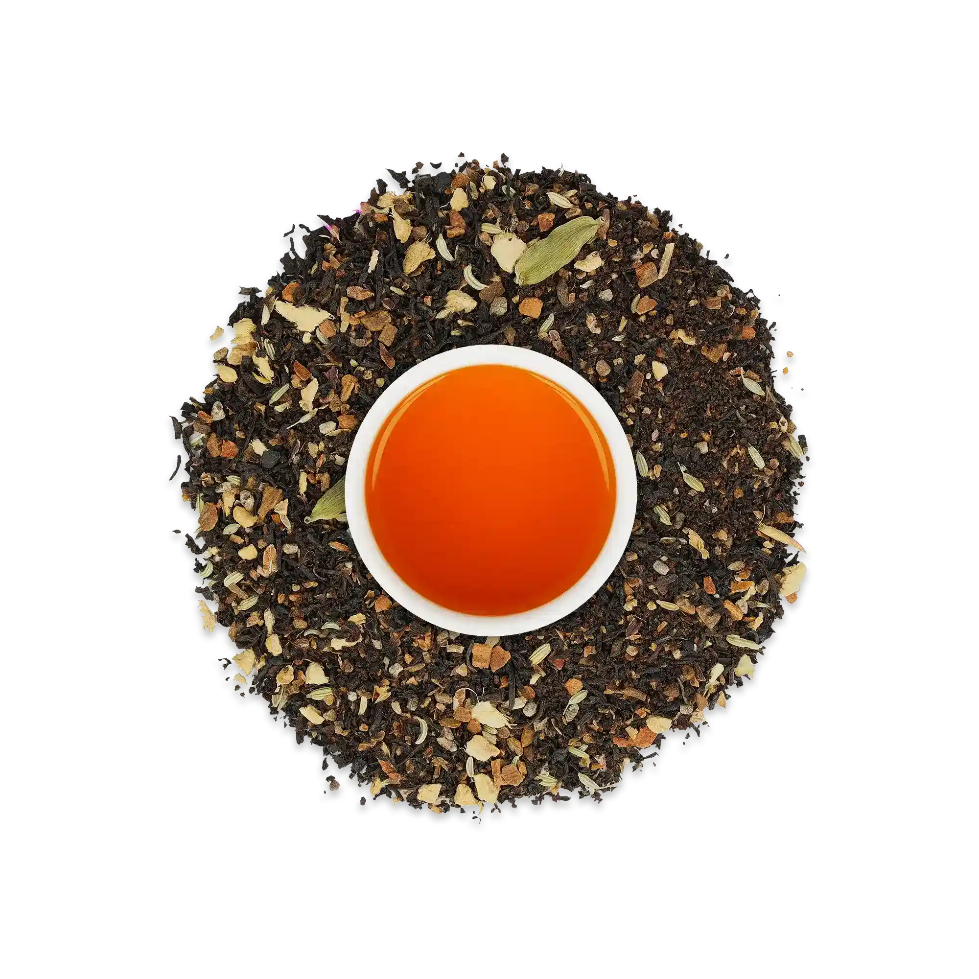 Weißer Keramikbecher mit leuchtend orangefarbenem Tee, umgeben von schwarzen Teeblättern und getrockneten Gewürzen.