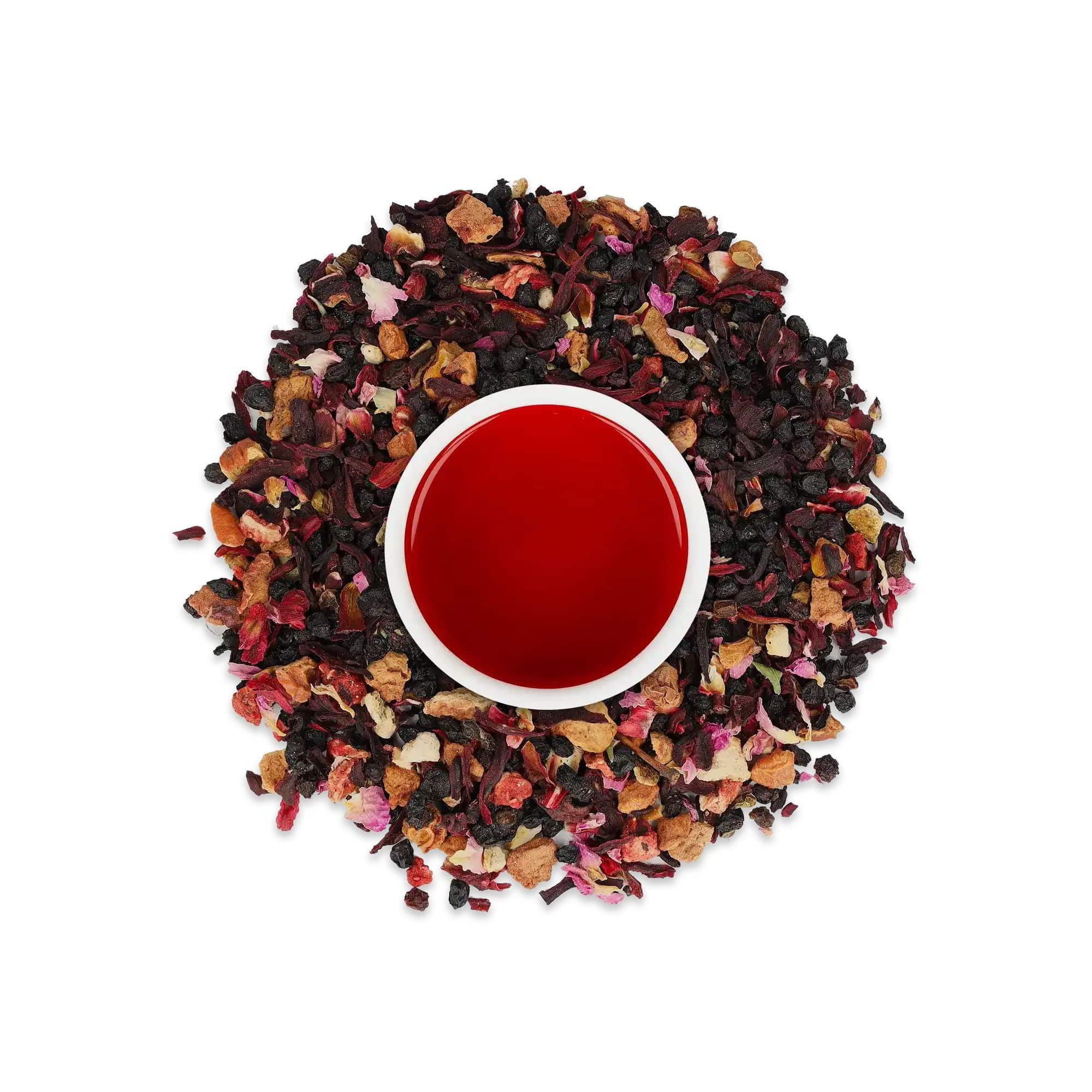 Weiße Keramiktasse mit rotem Früchtetee, umgeben von getrockneten Beeren und Blumen auf weißem Hintergrund.