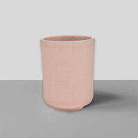 Hohe zylindrische Keramiktasse in mattrosa mit glatter Oberfläche, ideal für elegante Teemomente.