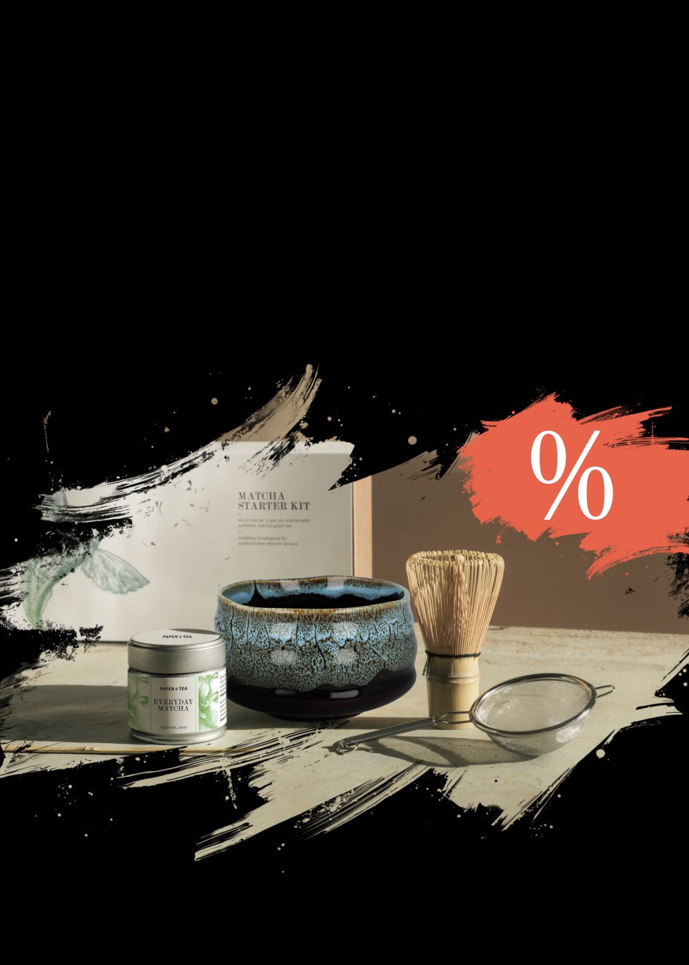 EVERYDAY MATCHA Teepulver in Dose neben blauem Keramikbecher und Bambusbesen im Starter-Kit