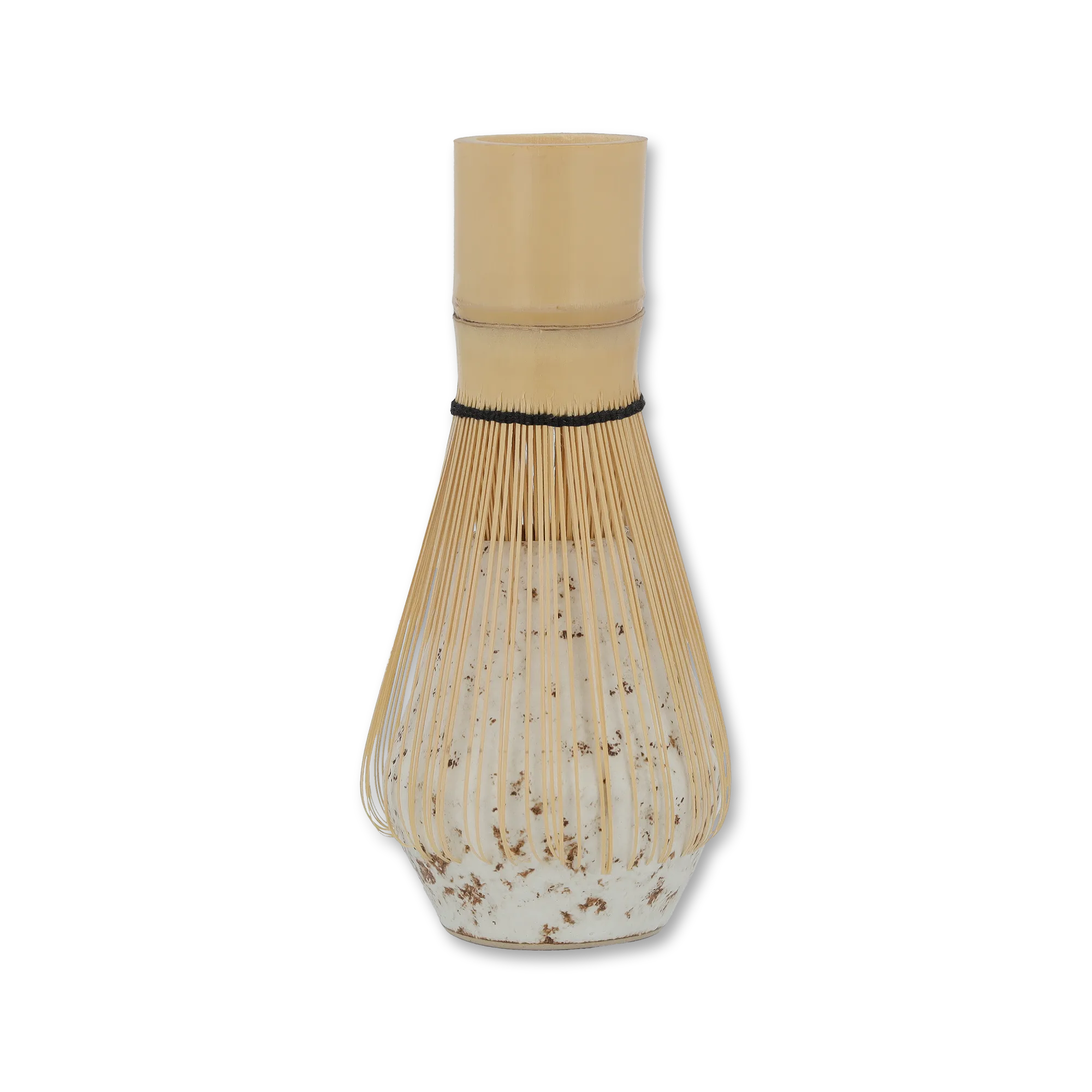 Traditioneller japanischer Matcha-Besen aus Bambus mit feinen Zinken vor schwarzem Hintergrund.