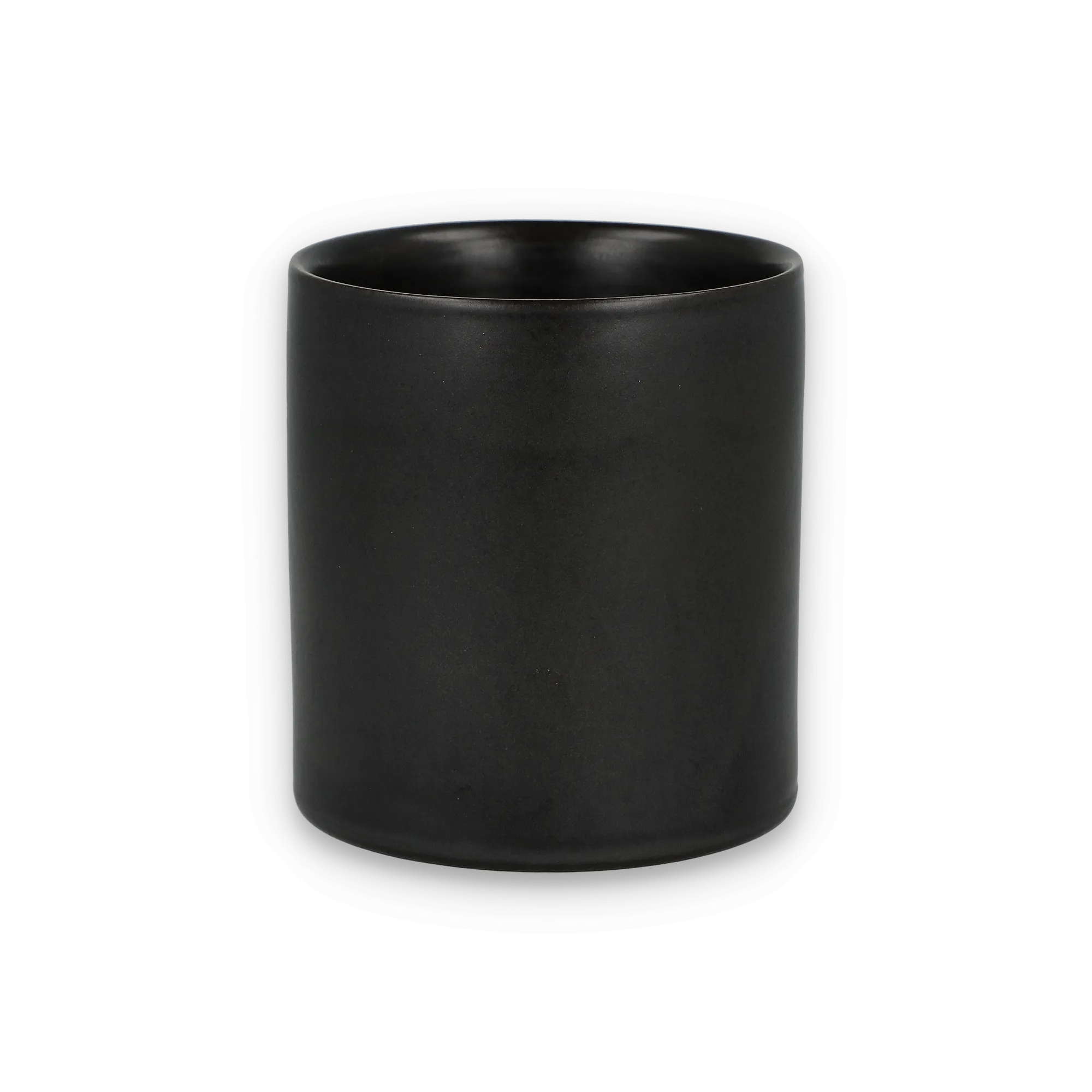 Schwarze Keramiktasse mit mattem Finish und abgerundeten Kanten vor schwarzem Hintergrund.