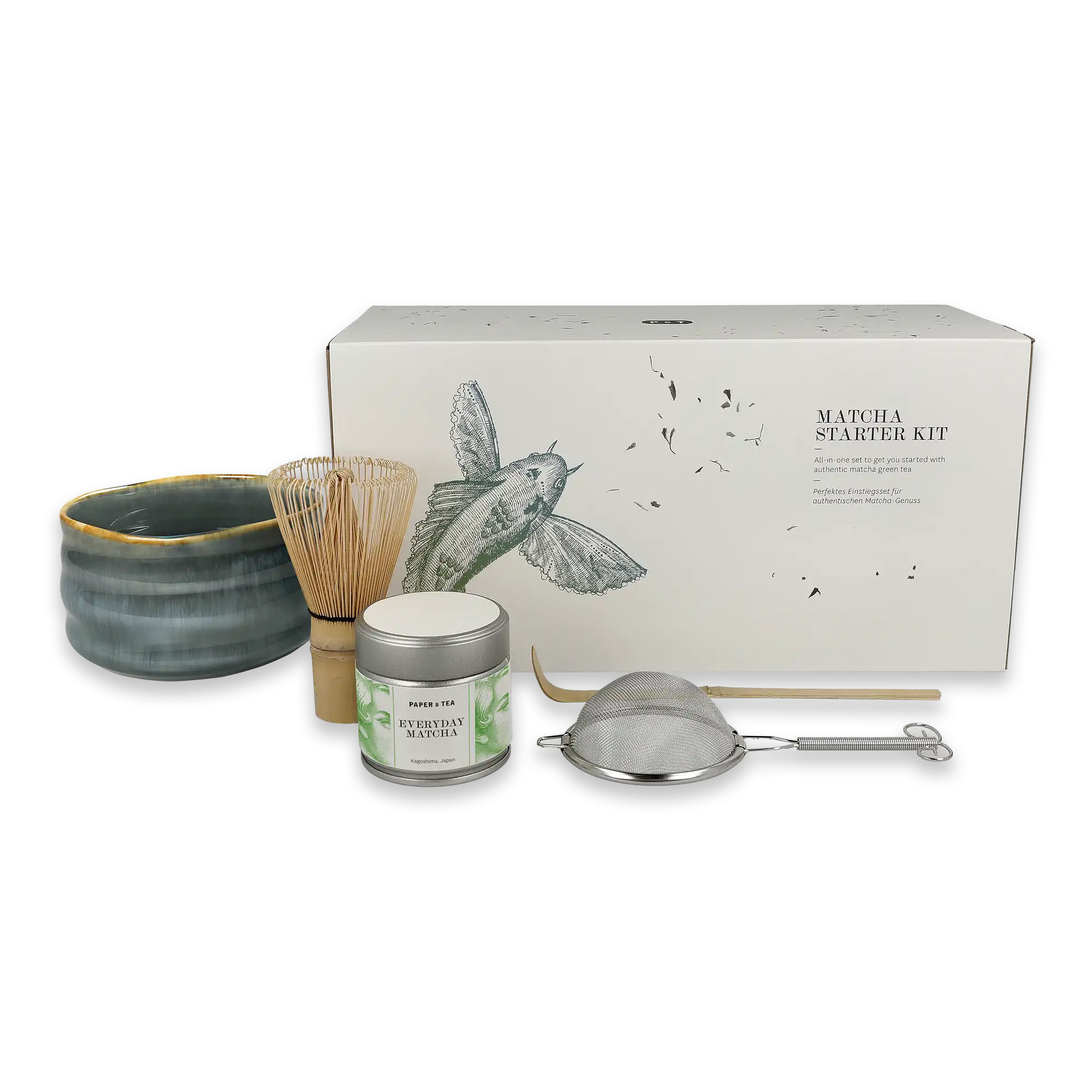 Matcha Starter Kit von Paper & Tea mit weißer Box, blaugrauer Schale, Bambusbesen, Metalldose, Löffel und Sieb