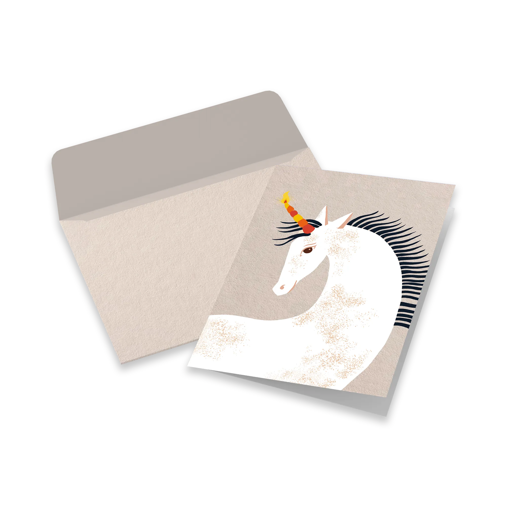 Grußkarte mit weißem Einhorn, rotem und gelbem Horn, blauem Schweif, beiger Hintergrund, offener Umschlag
