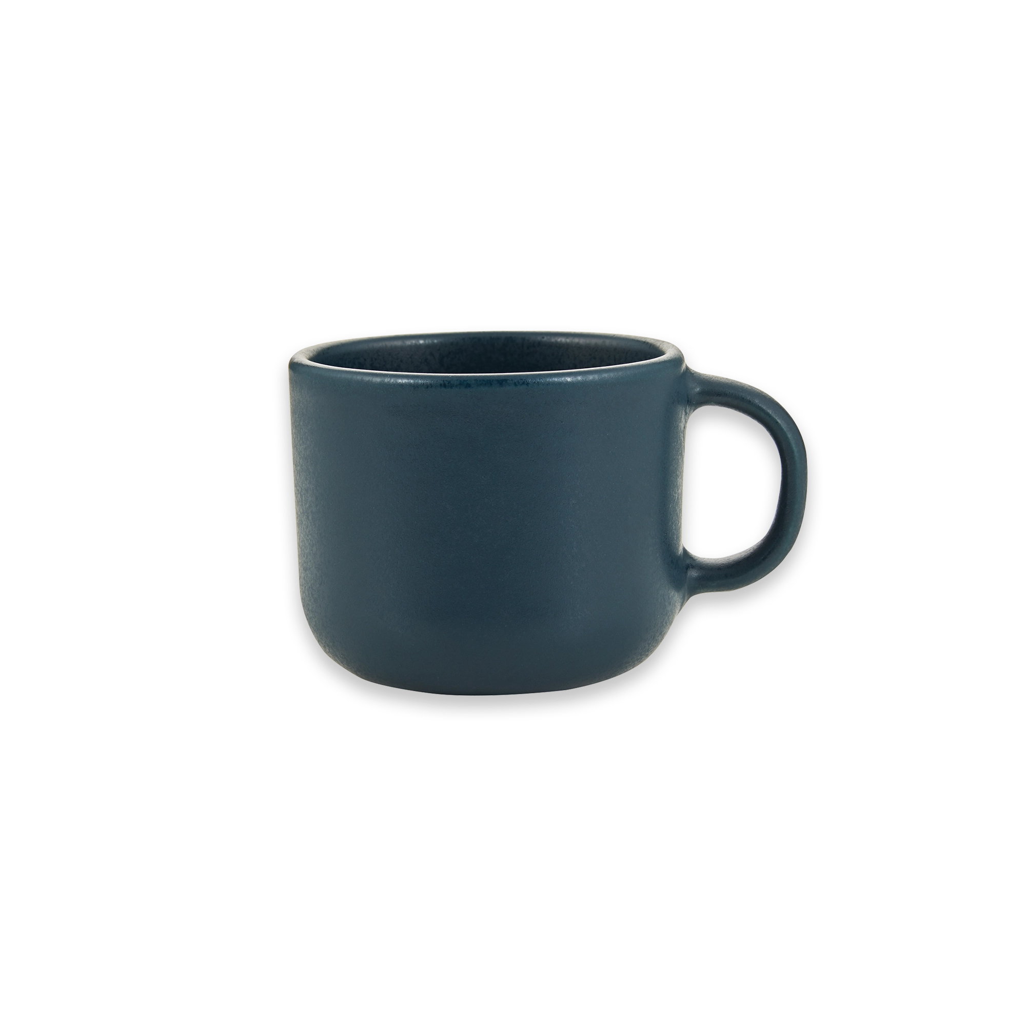 Blaue matte Keramiktasse mit rundem Design und Henkel vor schwarzem Hintergrund, minimalistisch und elegant.