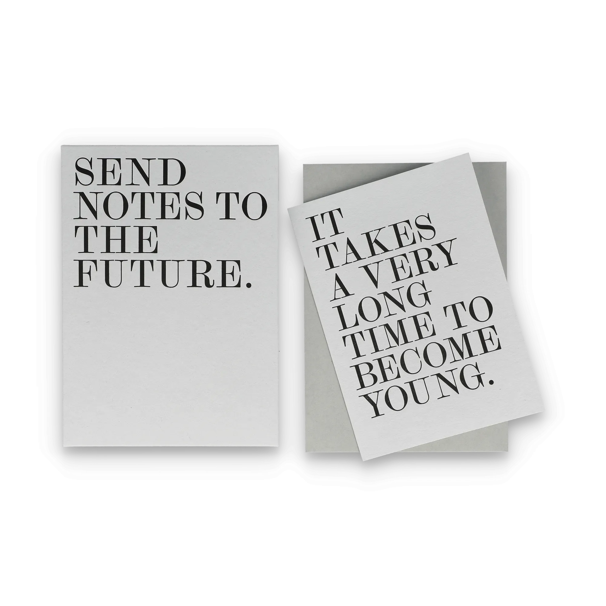 Offenes Buch mit der Aufschrift »SEND NOTES TO THE FUTURE« links und »IT TAKES A VERY LONG TIME TO BECOME YOUNG« rechts.