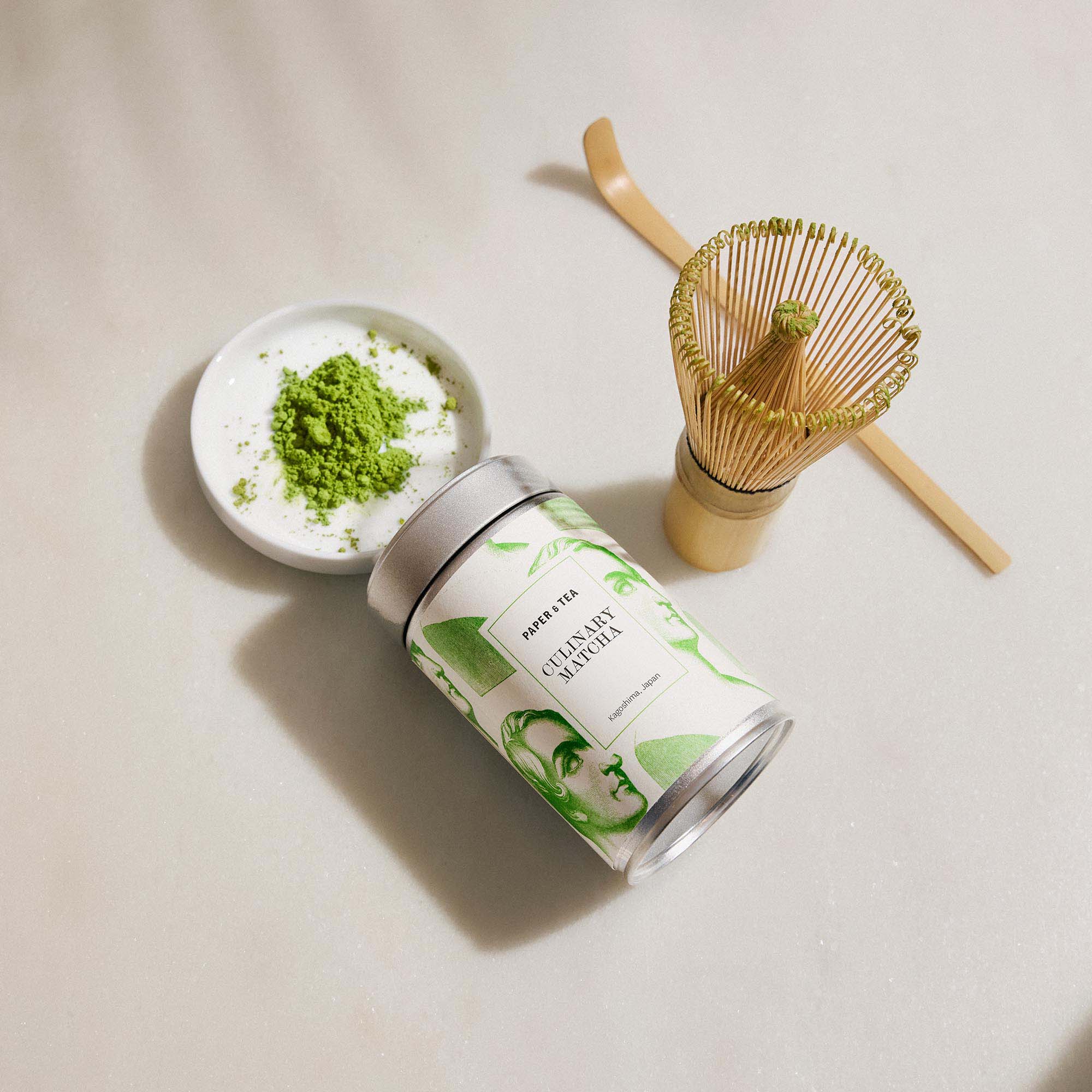 Matcha-Tee-Set mit Teedose, Bambusbesen und Schaufel auf hellem Hintergrund