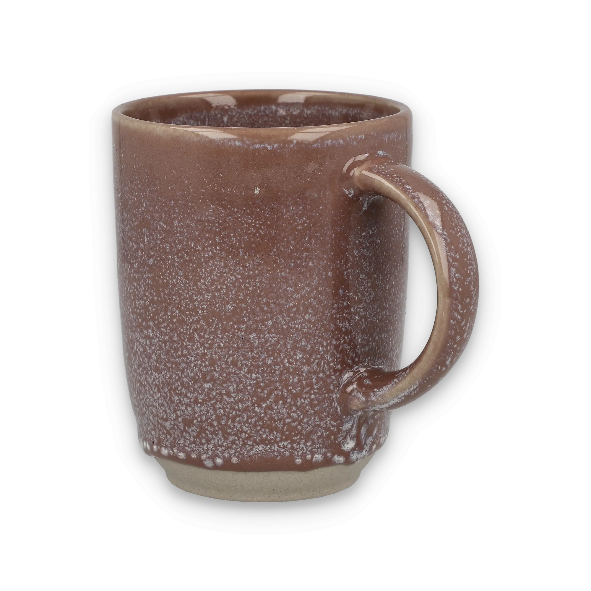 Braune, strukturierte Keramiktasse mit rundem Griff und unglasiertem Boden.
