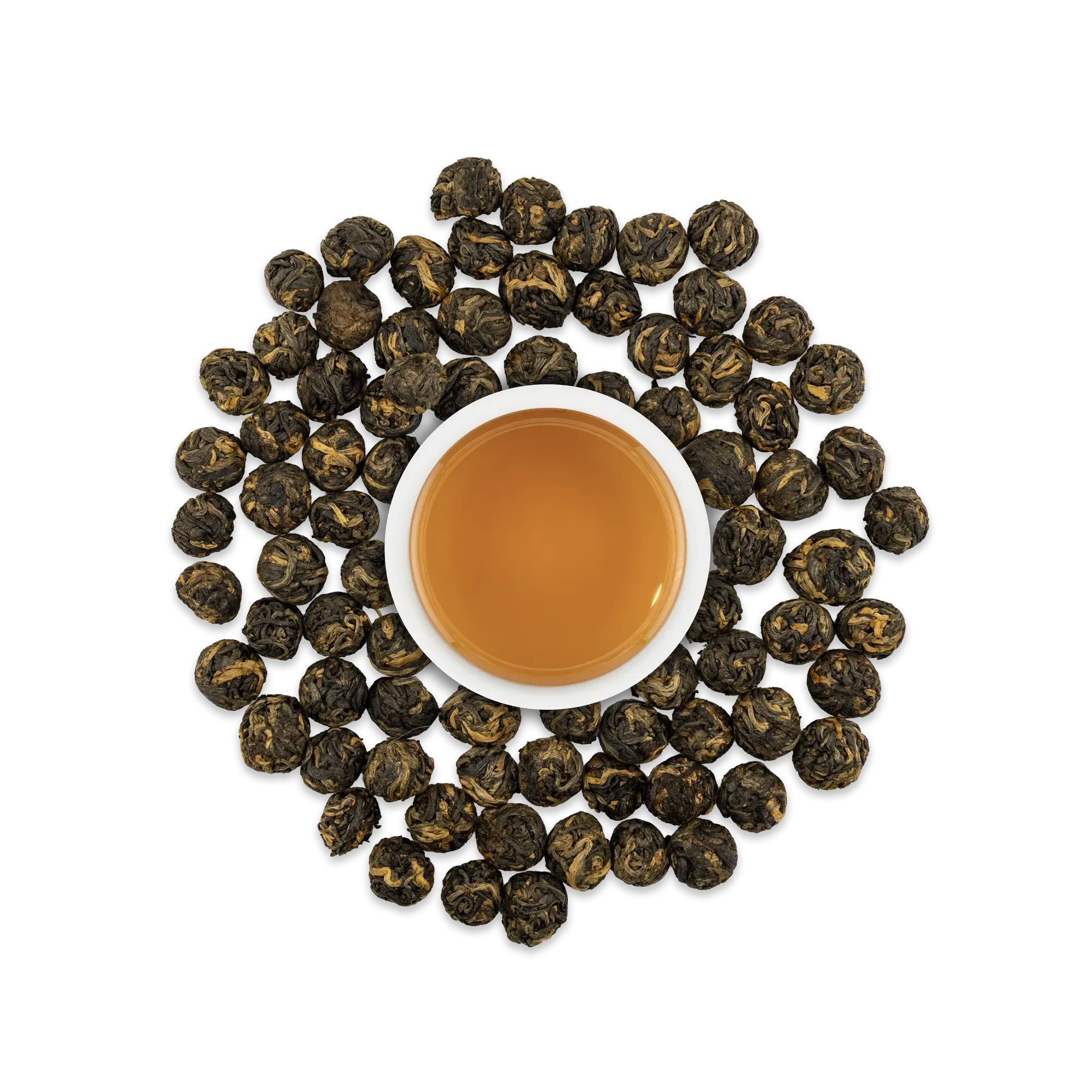 Weiße Keramiktasse mit bernsteinfarbenem Tee, umgeben von dunkelbraunen und goldgelben Teeblättern.