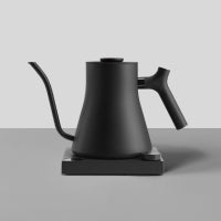 Mattschwarzer elektrischer Wasserkocher mit geschwungenem Ausgusshals und geometrischem Griff.