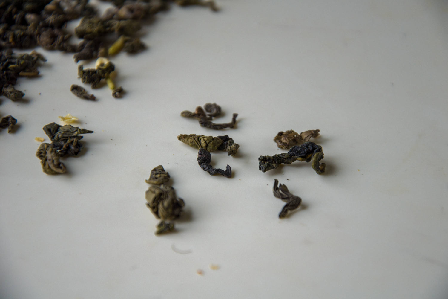 Nahaufnahme getrockneter Oolong-Teeblätter