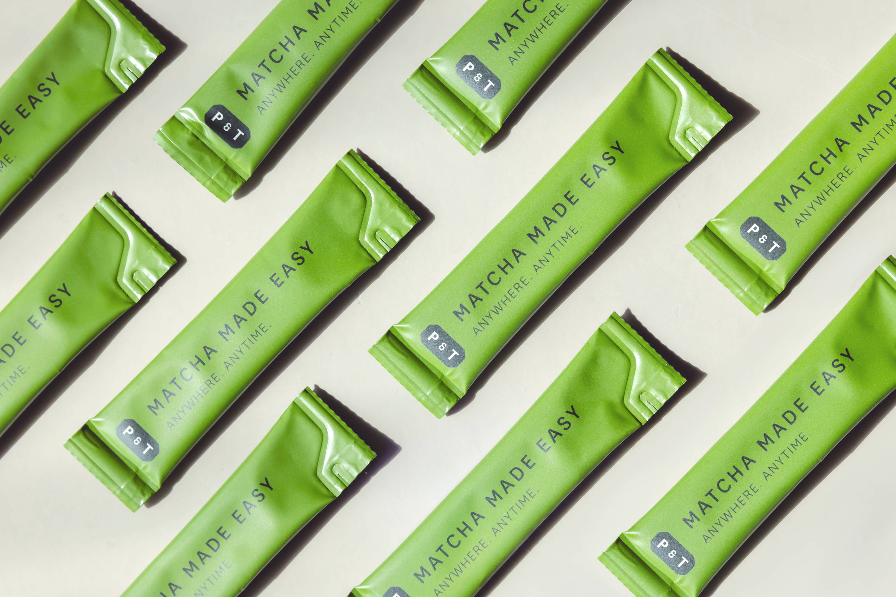 Grüne P&T Matcha Sticks mit Aufschrift ‚MATCHA MADE EASY‘ auf hellem Hintergrund