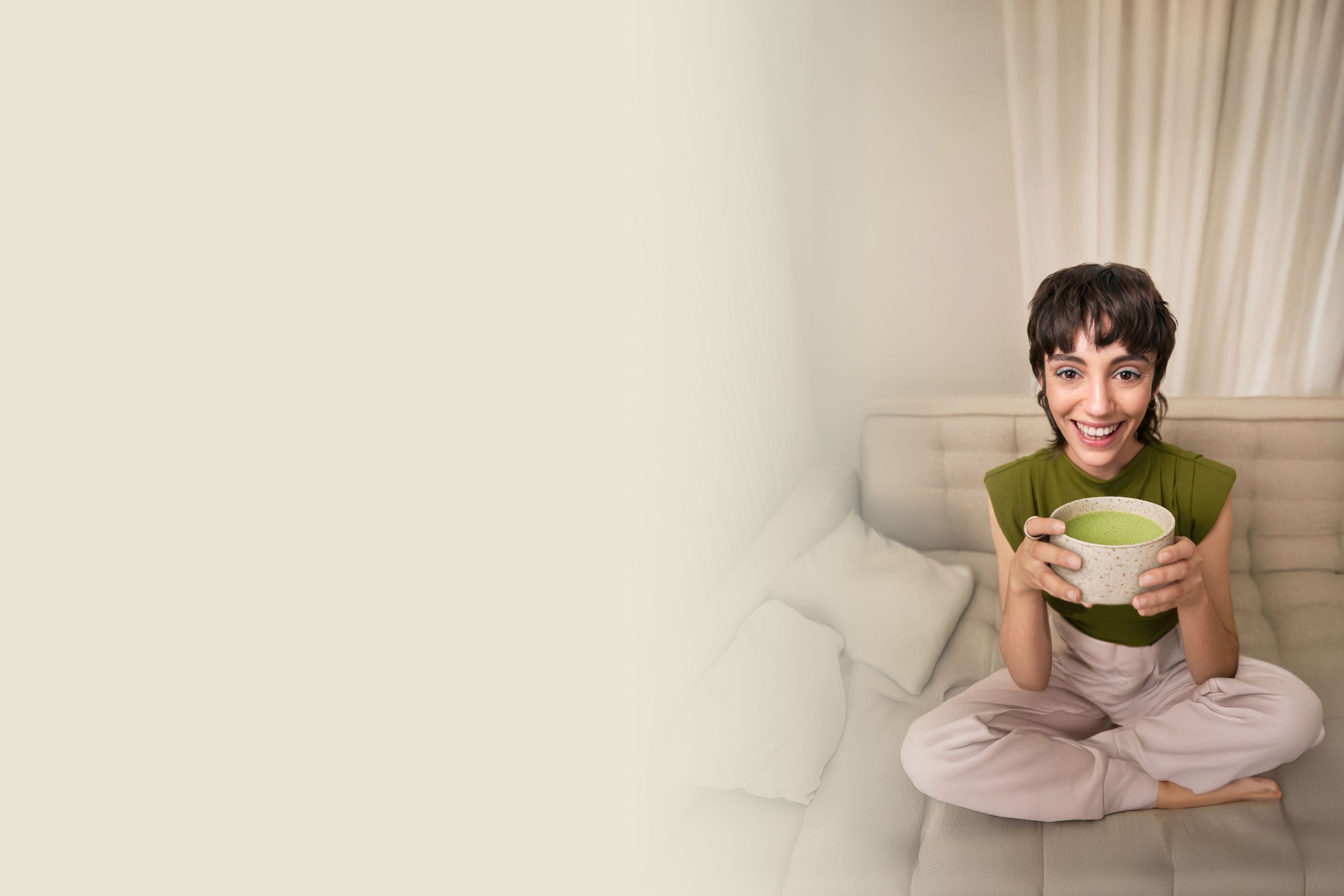 Grüner Hintergrund mit dunkelgrünen Blattformen an den Seiten und kleinem Kreisbild rechts, das eine Person mit grünem Becher und Matcha-Getränk zeigt