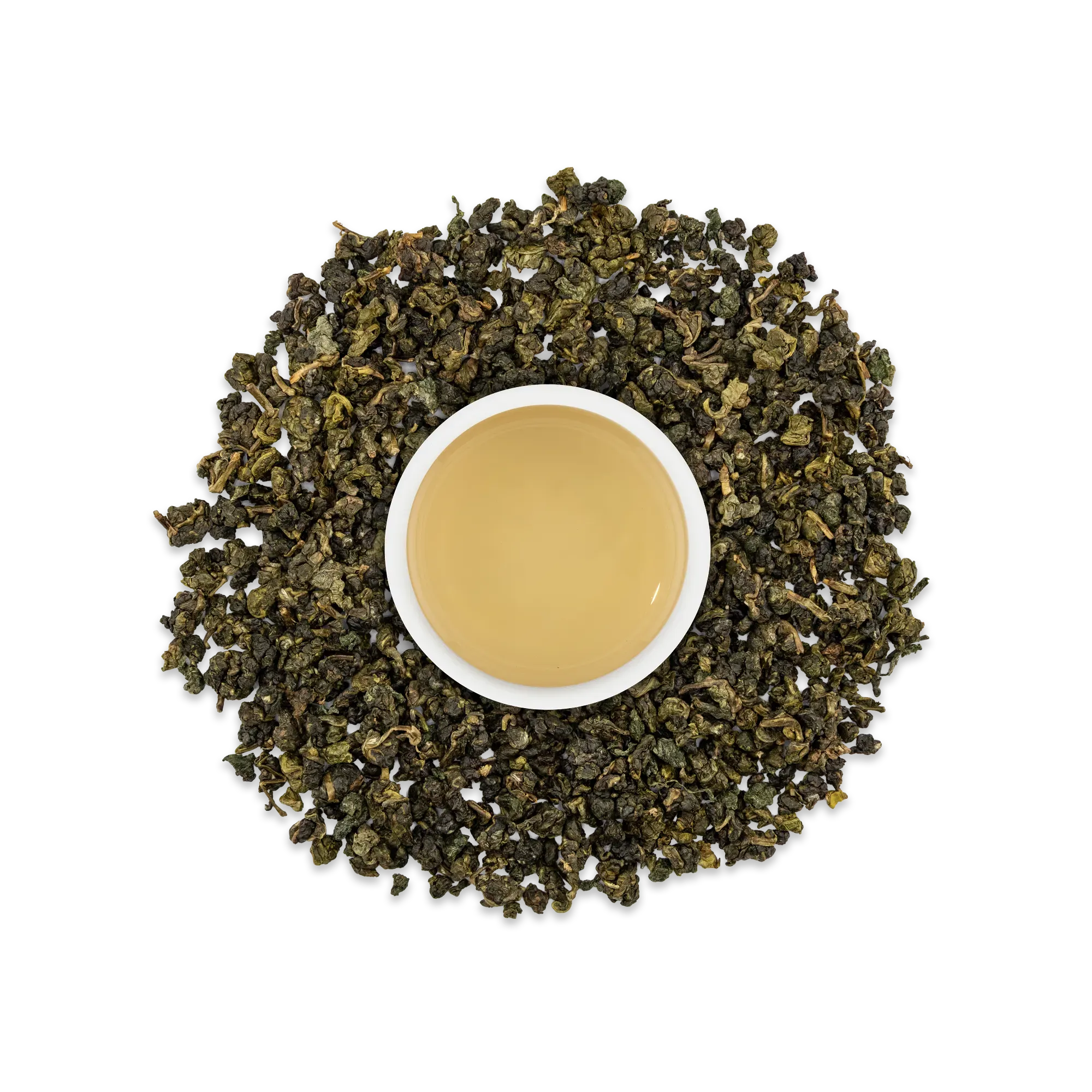 Weißer Keramikbecher mit hellem Tee, von getrockneten Teeblättern umgeben, auf schwarzem Hintergrund.