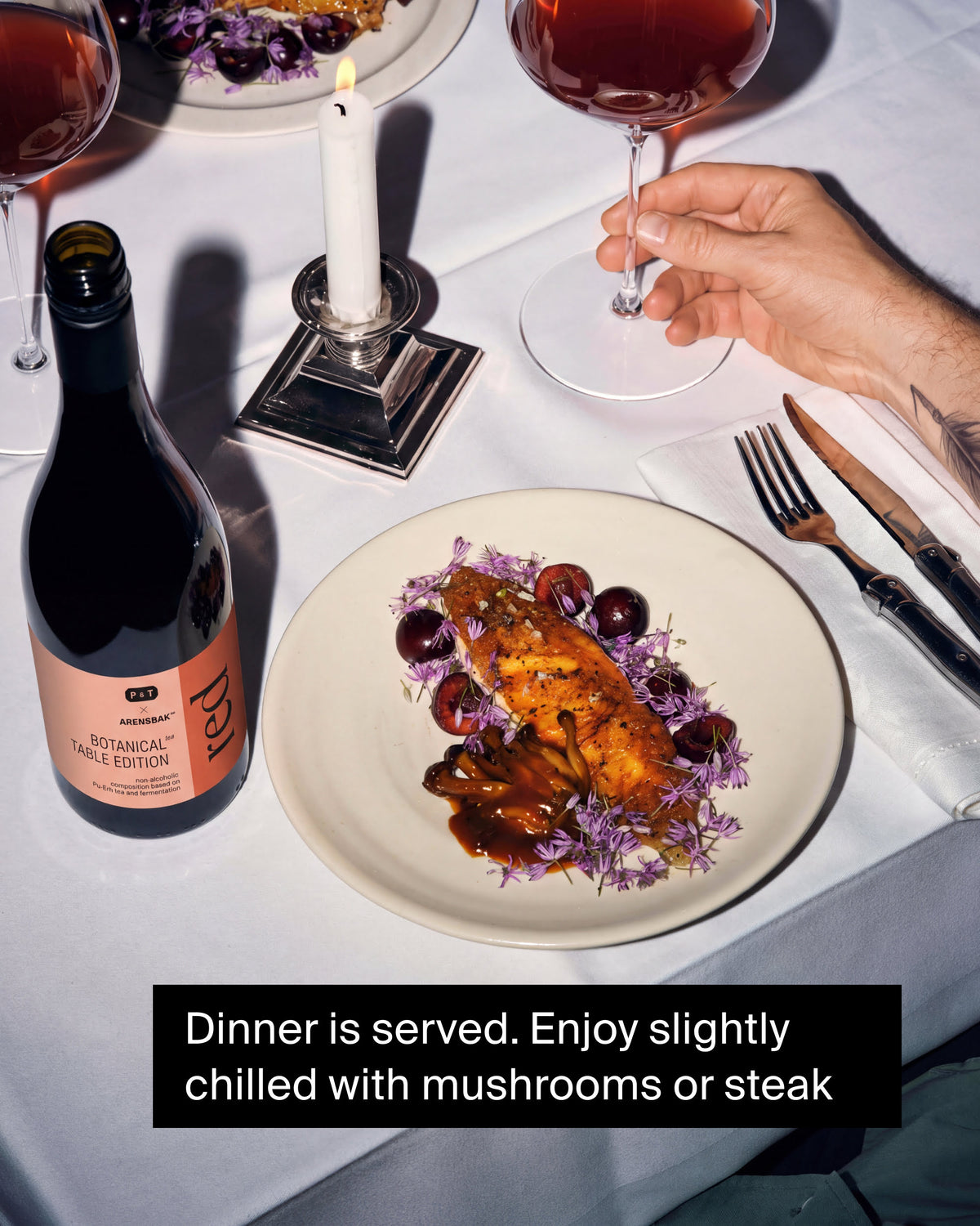 Elegantes Essensarrangement mit P&T Arensbak Pu-Erh-Tee, Steak, Pilzen und Kerzenlicht.