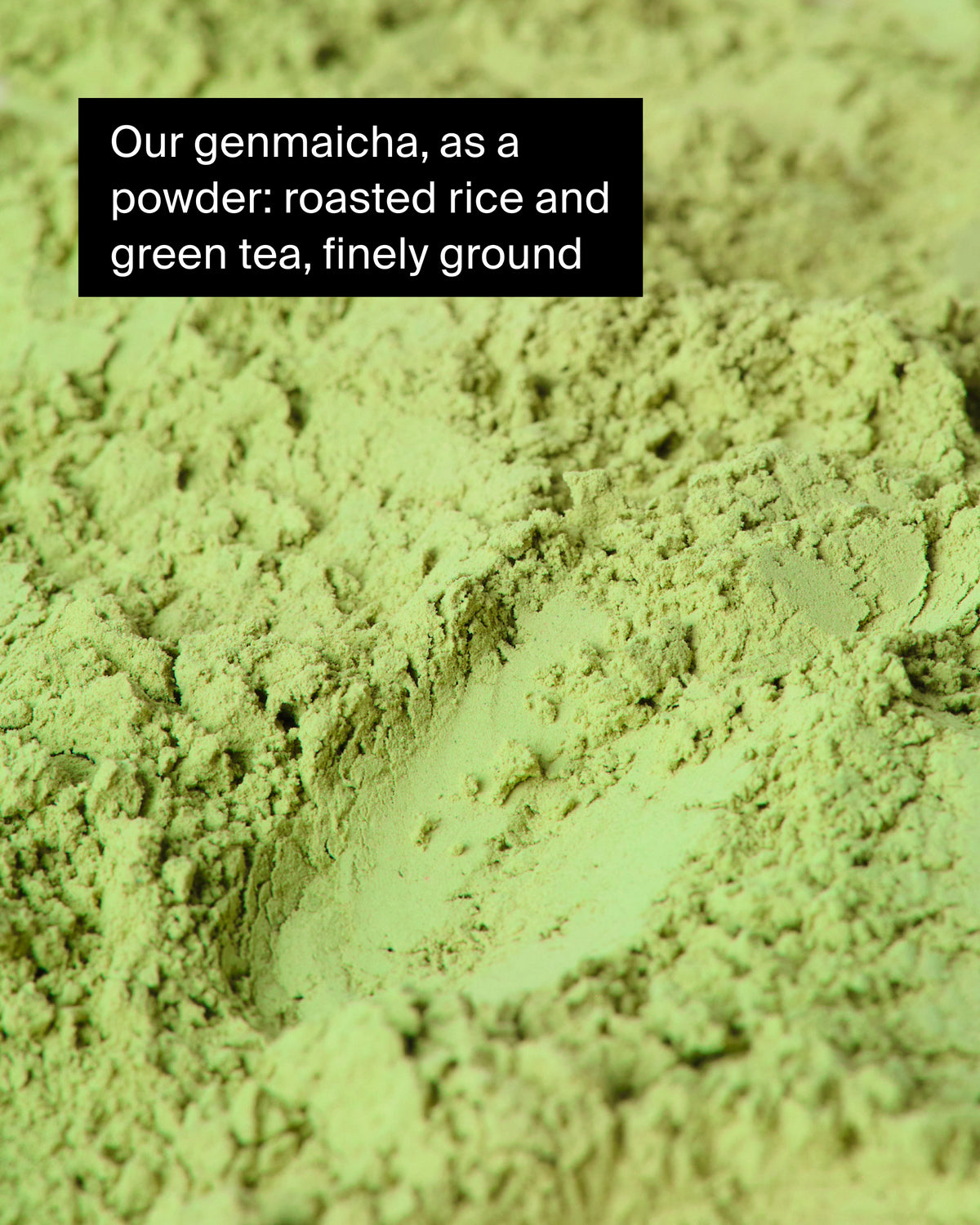 Fein gemahlenes grünes Genmaicha-Pulver mit geröstetem Reis in einer natürlichen Schale